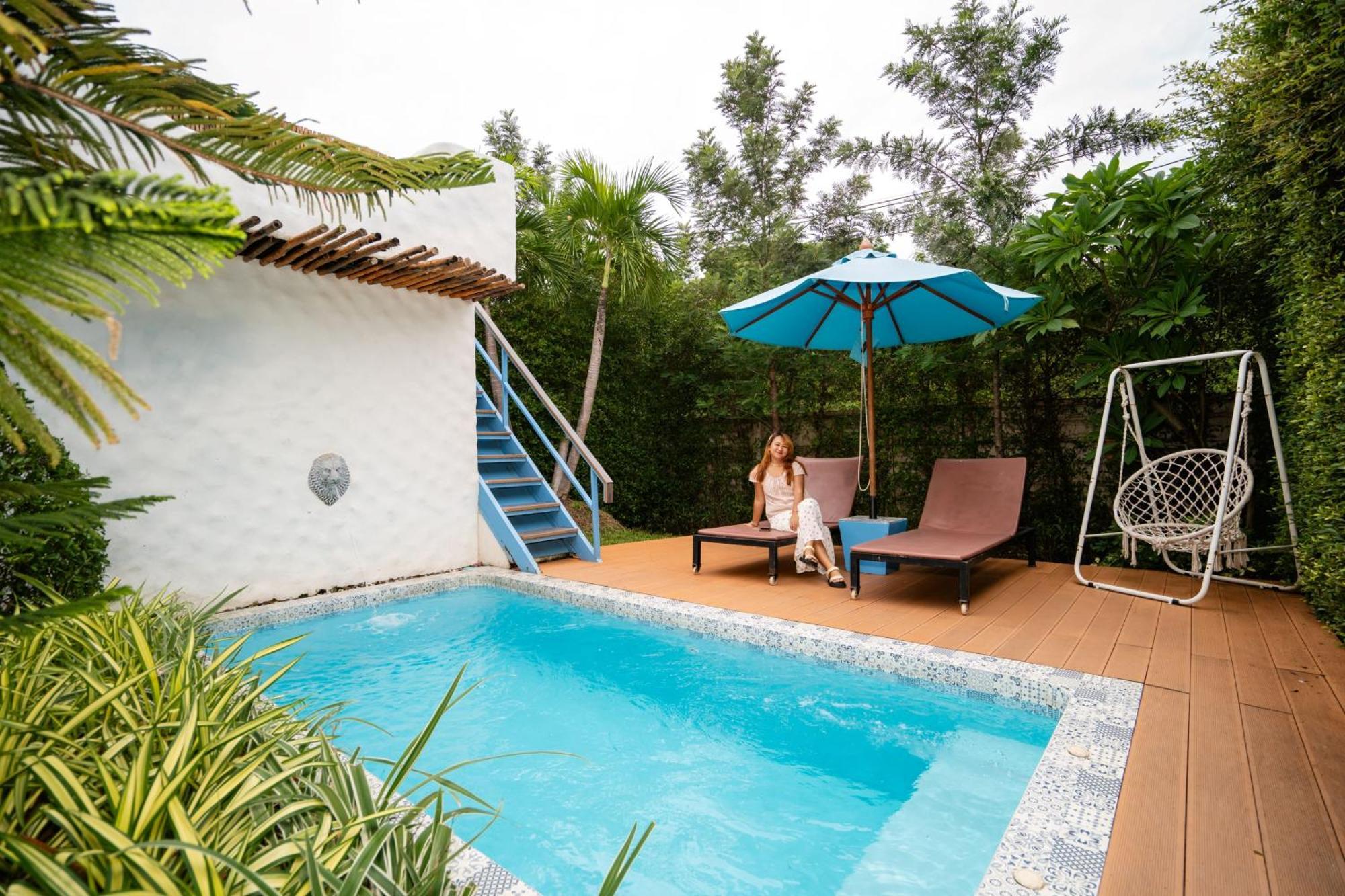 Le Resort&Villas - SHA Extra Plus Rawai Exterior foto A private pool at a resort in Thailand